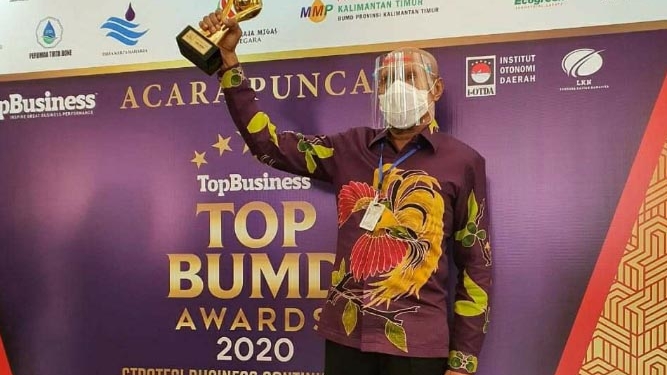 Walikota Jayapura Terima Penghargaan TOP Pembina BUMD 2020