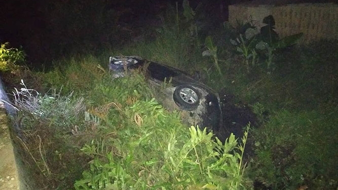 Akibat Miras, Mobil Avansa Masuk Parit