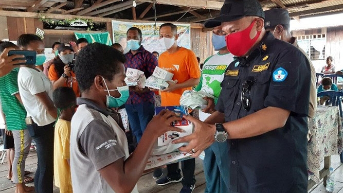 DPPAD Papua-WVI Berikan Bantuan Radio Di Kampung Hobong