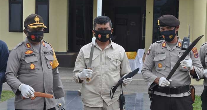 Polres Jayawijaya Sita Ratusan Senjata Tajam