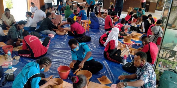 Puluhan Siswa Di Jayapura Ikuti latihan Membuat Gerabah
