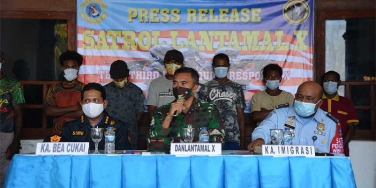 Masuk Secara Ilegal Ke Wilayah RI, 8 Warga PNG Diamankan TNI AL