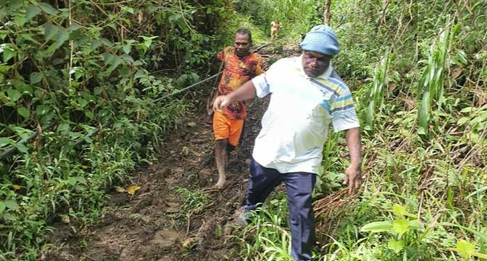Rela Berjalan Kaki Dua Malam, Bupati Nawipa Tinjau Pembangunan SD dan Gereja Di Distrik Youtadi