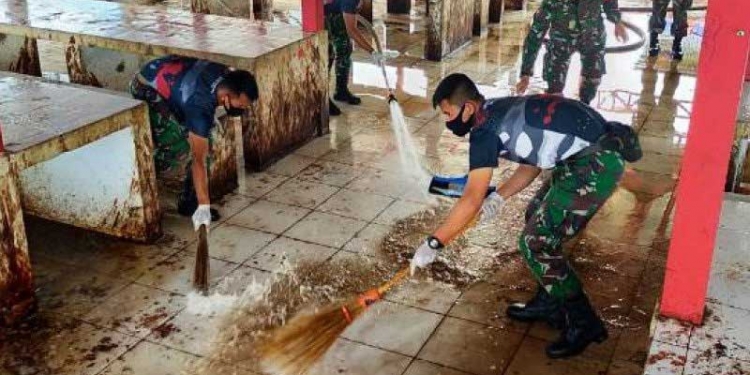 Prajurit – Prajurit TNI Membersihkan Lingkungan Pasar Enarotali di Paniai