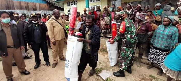 Pemda Paniai Salurkan Bantuan Sembako Kepada Korban Banjir Bandang Awebutu