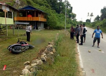 Seorang Pengendara Motor Tewas Setelah Tabrak Pekarangan Rumah Warga di Holtekam