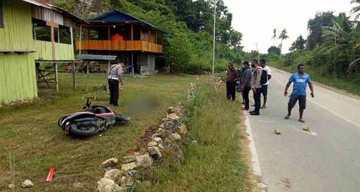 Seorang Pengendara Motor Tewas Setelah Tabrak Pekarangan Rumah Warga di Holtekam