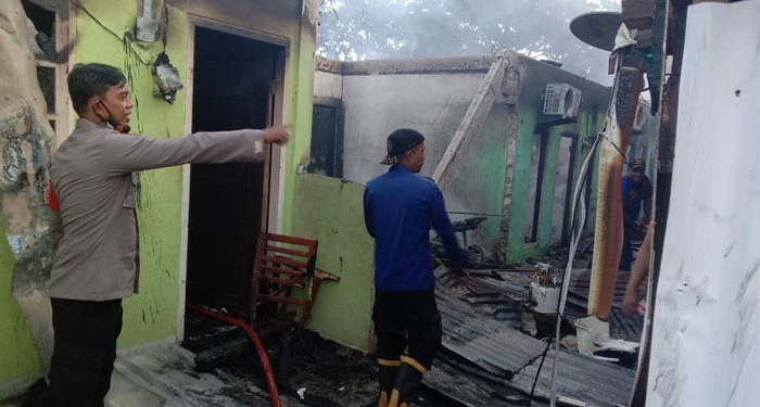 Aparat kepolisian bersama petugas kebakaran ketika berusaha memadamkan api.(Hans Palen/Nokenlive.com)