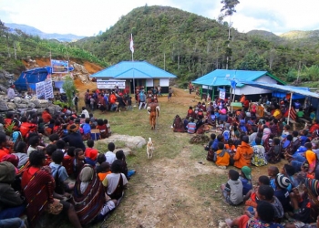 Masyarakat ketika mengikuti ibadah syukur peresmian Kantor Kampung Siliwa dan Pos Obat Desa Distrik Itlay Hisage,Kab.Jayawijaya. (Foto: Arnius Hisage/Nokenlive.Com)