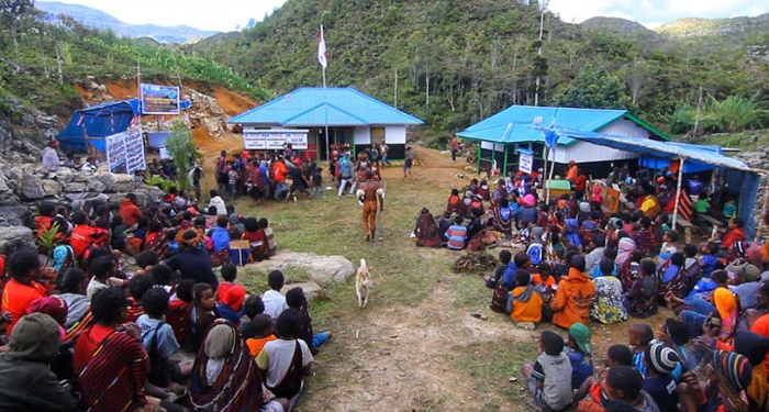 Masyarakat ketika mengikuti ibadah syukur peresmian Kantor Kampung Siliwa dan Pos Obat Desa Distrik Itlay Hisage,Kab.Jayawijaya. (Foto: Arnius Hisage/Nokenlive.Com)