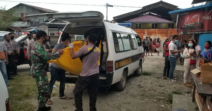 Polisi ketika membawa jenazah korban dengan mobil Ambulance.(Hans Palen/Nokenlive.Com)