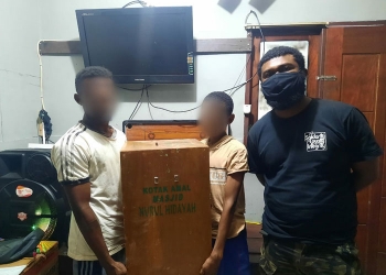 Dua pemuda YK dan CTK pelaku pencurian kotak amal saat diamankan polisi bersama barang bukti di Mapolres Jayapura Kota.(Hans Palen/Nokenlive.Com)