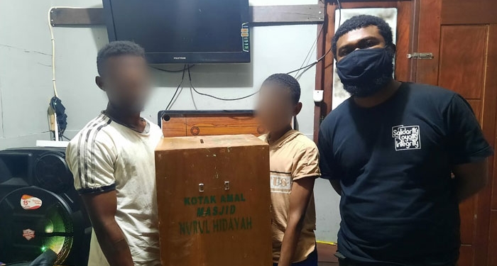 Dua pemuda YK dan CTK pelaku pencurian kotak amal saat diamankan polisi bersama barang bukti di Mapolres Jayapura Kota.(Hans Palen/Nokenlive.Com)