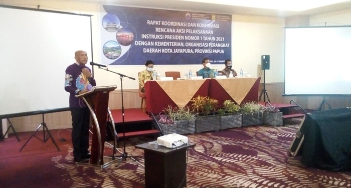 Walikota Jayapura, Benhur Tomi Mano, ketika membuka Rapat Kordinasi Dan Konfirmasi Rencana Aksi pelaksanaan Inpres Nomor 1 Tahun 2021 oleh Badan Pengelola Perbatasan Nasional Republik Indonesia.(Andika/Nokenlive.com)