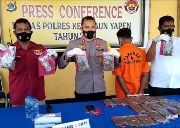 Kapolres Yapen , AKBP. Ferdyan Indra Fahmi ketika mengamankan barang bukti bersama tersangka,Selasa (16/3). (Foto: Anton/Nokenlive)