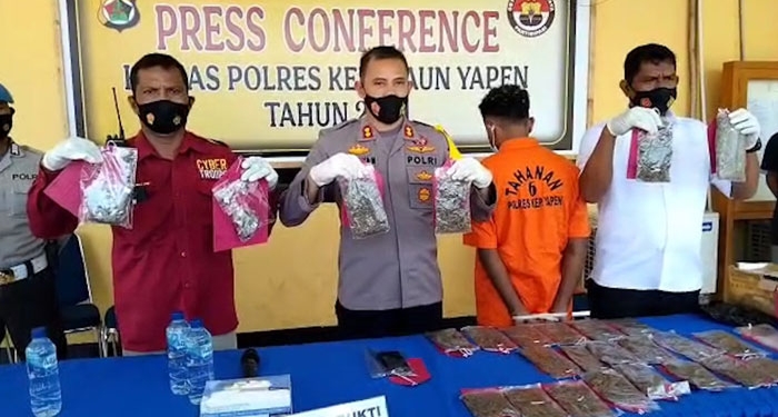 Kapolres Yapen , AKBP. Ferdyan Indra Fahmi ketika mengamankan barang bukti bersama tersangka,Selasa (16/3). (Foto: Anton/Nokenlive)