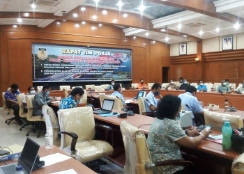 Pelaksana Tugas Kepala Dinas Perikanan dan Kelautan Papua, Iman Djuliawal ketika melakukan FDG dengan sejumlah instansi terkait di Kantor Gubernur Papua.(Foto: Andika /Nokenlive.Com)