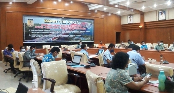 Pelaksana Tugas  Kepala Dinas Perikanan dan Kelautan Papua, Iman Djuliawal ketika melakukan FDG dengan sejumlah instansi terkait di Kantor Gubernur Papua.(Foto: Andika /Nokenlive.Com)