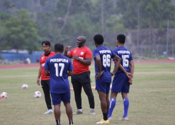 Pelatih Jacksen F.Thiago ketika memberikan arahan kepada Boaz Solossa dan rekannya pada latihan perdana tim Persipura di Macandra Uncen Kota Jayapura, Sabtu( 20/3) sore. (Foto: Hans Palen/Nokenlive.com)