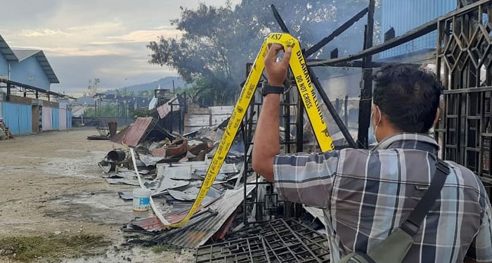 Anggota Polisi ketika melakukan police line di TKP.(Hans Palen/Nokenlive.Com)