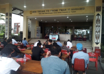 Wakil Walikota Jayapura, Rustan Saru ketika melakukan rapat dengan para pelaku usaha di Kota Jayapura di Kantor Walikota Jayapura, Rabu. (17/3). ( Foto: Andika/Nokenlive.Com)