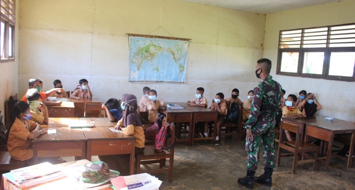 Serda Zulio Alif ketika membantu menjadi Guru di SD Inpres Bupul 1 Kampung Sipias, Distrik Eligobel, Kabupaten Merauke