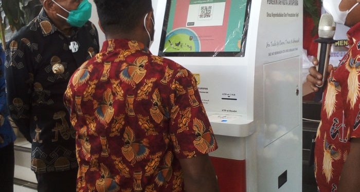 Wali Kota Jayapura, Dr. Benhur Tomi Mano, MM ketika memantau langsung proses kerja dari penggunaan mesin Anjungan Dukcapil Mandiri (ADM). (andika/Nokenlive.com)