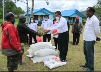 Bupati Kabupaten Jayawijaya, Jhon Richard Banua, SE.M.Si ketika menyerahkan bantuan bahan makanan kepada masyarakat yang terkena banjir di Wilayah Distrik Piramid Wamena. (Foto: Ema/Nokenlive.com)
