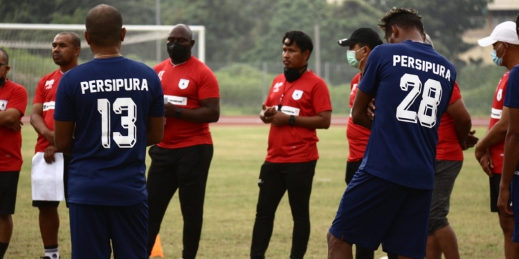 Pelatih Persipura,Jacksen.F.Thiago ketika memberikan arahan kepada pemain. (Foto: Hans Palen/Nokenlive.Com)