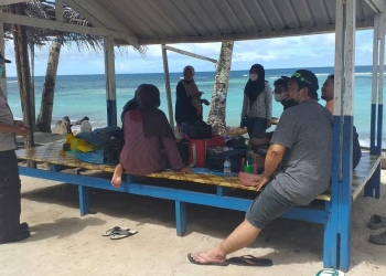 Anggota Polisi dari Polsek Japut ketika melakukan patroli ke Pantai Base-g Jayapura.(Hans Palen/Nokenlive.Com)