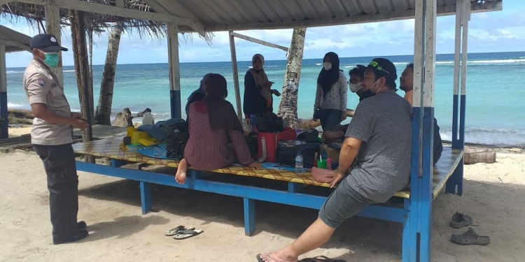 Anggota Polisi dari Polsek Japut ketika melakukan patroli ke Pantai Base-g Jayapura.(Hans Palen/Nokenlive.Com)