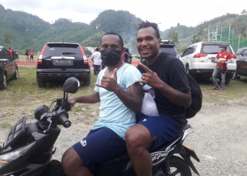 Nelson Alom dan rekannya Feri Pahabol. (Foto: Hans Palen/Nokenlive.Com)
