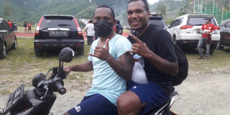 Nelson Alom dan rekannya Feri Pahabol. (Foto: Hans Palen/Nokenlive.Com)