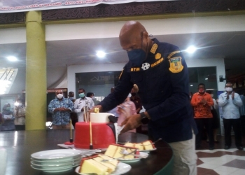 Walikota Jayapura, Benhur Tomi Mano ketika melakukan pemotongan tumpeng pada perayaan Hari Ulang Tahunnya ke-56. (Andika/Nokenlive.com)