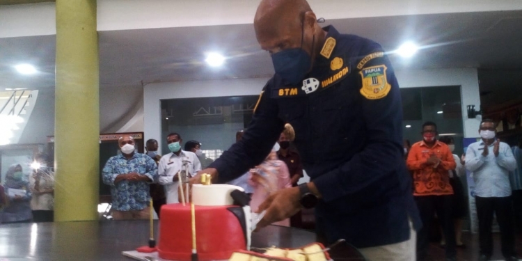 Walikota Jayapura, Benhur Tomi Mano ketika melakukan pemotongan tumpeng pada perayaan Hari Ulang Tahunnya ke-56. (Andika/Nokenlive.com)