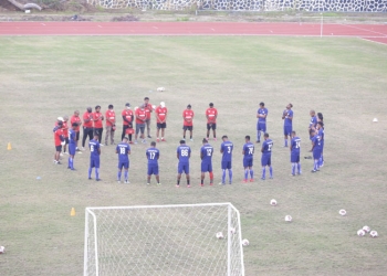 Pemain Persipura ketika berdoa sebelum menjalani latihan. (Foto:Hans Palen/Nokenlive.com)