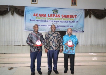 Mantan Bupati Yahukimo,Abock Busup dan Wakil Bupati,Yulianus Heluka bersama Plh.Bupati,Elai Giban ketika foto bersaam usai acara Lepas Sambut. (Foto: Paul Karma Humas Pemkab Yahukimo/Nokenlive.com)