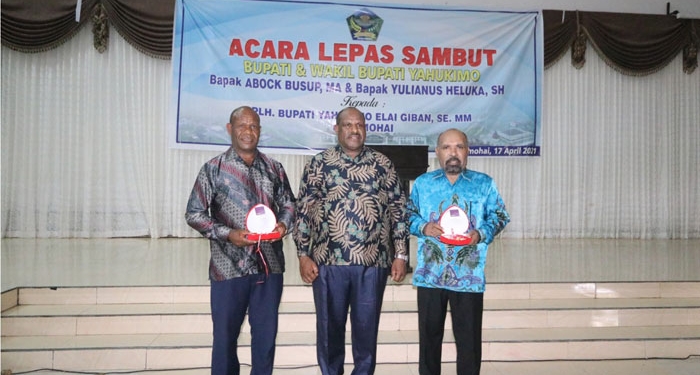 Mantan Bupati Yahukimo,Abock Busup dan Wakil Bupati,Yulianus Heluka bersama Plh.Bupati,Elai Giban ketika foto bersaam usai acara Lepas Sambut. (Foto: Paul Karma Humas Pemkab Yahukimo/Nokenlive.com)