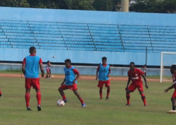 Kapten Boaz Solossa bersama rekannya menjalani sesi latihan di Stadion Mandala Jayapura. (Foto: Hans Palen/Nokenlive.Com)