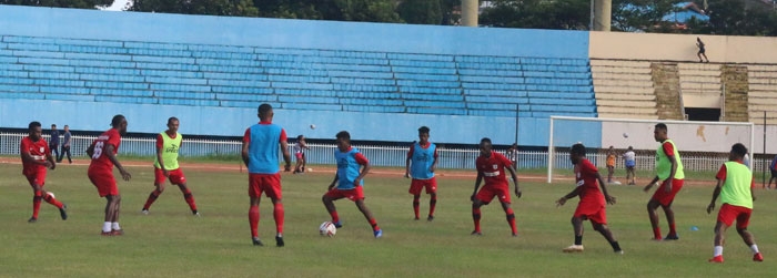 Kapten Boaz Solossa bersama rekannya menjalani sesi latihan di Stadion Mandala Jayapura. (Foto: Hans Palen/Nokenlive.Com)