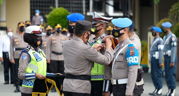 Wakapolda Papua, Brigjen Pol Dr. Eko Rudi Sudarto S.IK., M.Si saat memasang pin pada anggotanya pada apel gelar pasukan.(Hans Palen/Nokenlive.Com)