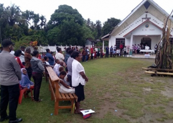 Suasana perayaan ibadah paskah di salah satu gereja di Kota Jayapura. (Hans Palen/Nokenlive.Com)