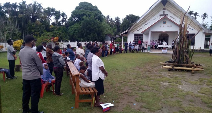 Suasana perayaan ibadah paskah di salah satu gereja di Kota Jayapura. (Hans Palen/Nokenlive.Com)