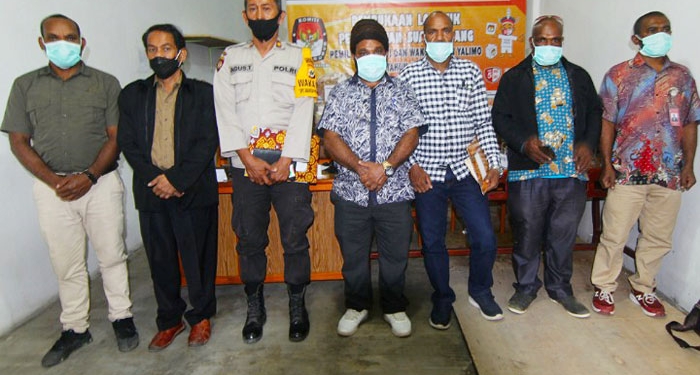Ketua KPU Yalimo dan Anggota serta Bawaslu dan Polres Yalimo ketika foto bersama usai giat pembukaan surat suara di Wamena,Rabu (21/4). (Foto: Arny Hisage)