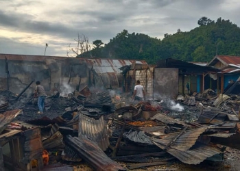 Nampak pedagang yang menyaksikan langsung api yang membakar 29 petak kios dan 3 buah lapak jualan milik pedagang di Blok B Youtefa Abepura.(Hans Palen/Nokenlive.Com)