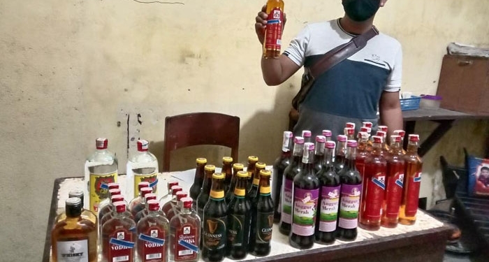 Anggota Polisi dari Polsek Jayapura Selatan ketika menunjukkan barang bukti Miras yang diamankan dari tangan pelaku. (Hans Palen/Nokenlive.Com)