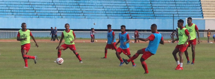 Pemain Persipura ketika menjalani latihan di Stadion Mandala Jayapura. (Hans Pelen/Nokenlive.Com)