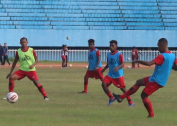 Pemain Persipura ketika melakukan game pada sesi latihan di Stadion Mandala Jayapura. (Foto: Hans Palen/Nokenlive.Com)