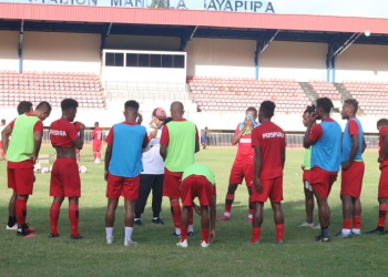 Skuad Mutiara Hitam mendapat arahan dari asisten pelatih pada sesi latihan di Stadion Mandala Jayapura. (Foto:Hans Palen/Nokenlive.Com)