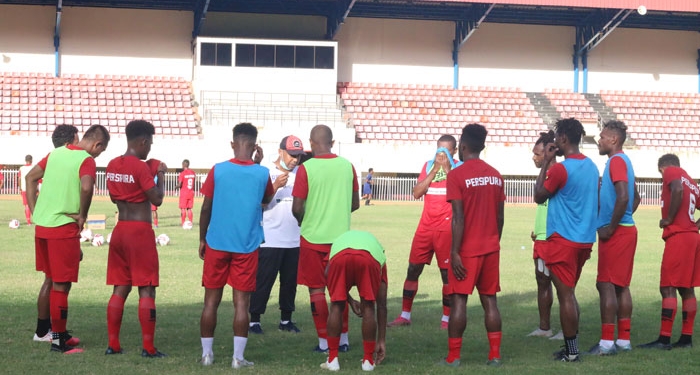 Skuad Mutiara Hitam mendapat arahan dari asisten pelatih pada sesi latihan di Stadion Mandala Jayapura. (Foto:Hans Palen/Nokenlive.Com)